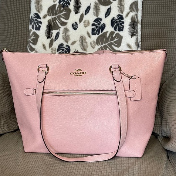 Coach Handbags - Coach Gallery Tote with RoseBouquet interior b2039-91147